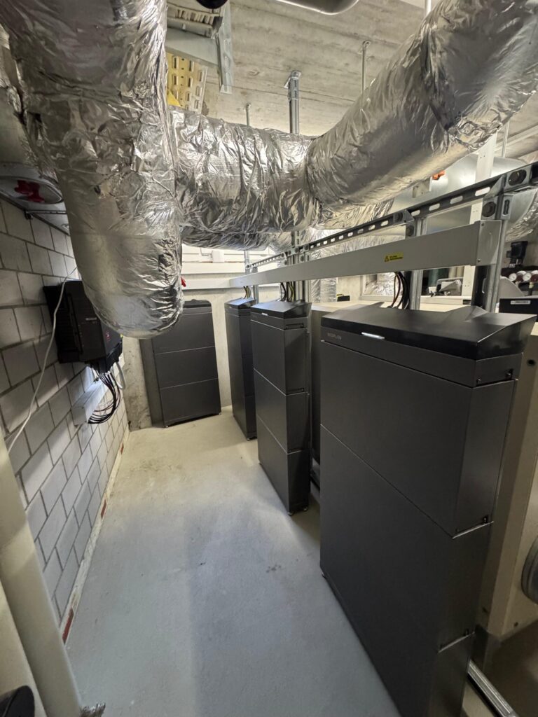 große schwarze Speicher für Photovoltaikanlage von der Swiss Sun Concept GmbH in der Schweiz