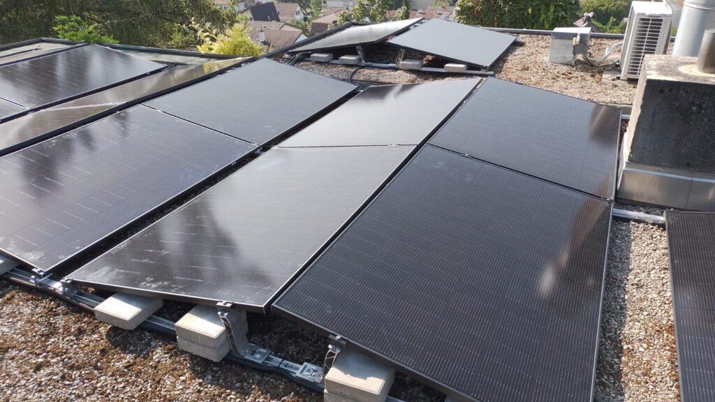 Solarplatten auf einem Flachdach von der Swiss Sun Concept GmbH in der Schweiz