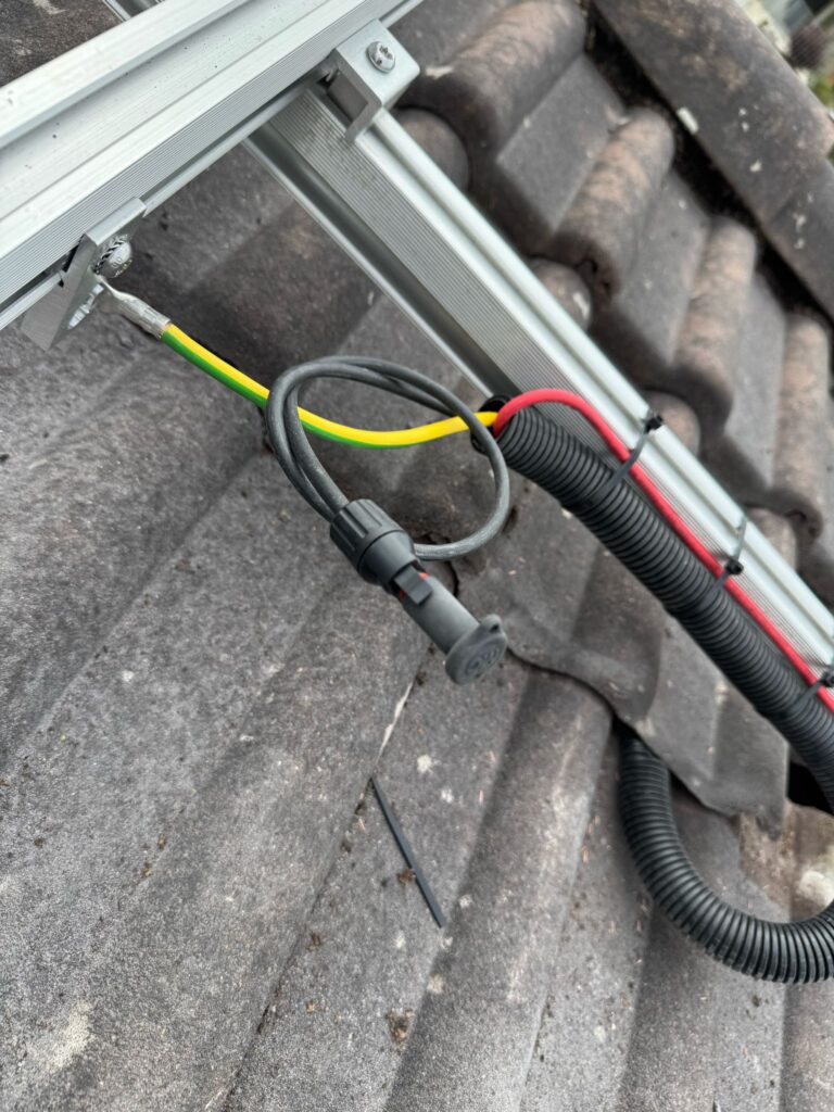 Verkabelung für die Montierung einer Solaranlage auf einem Dach