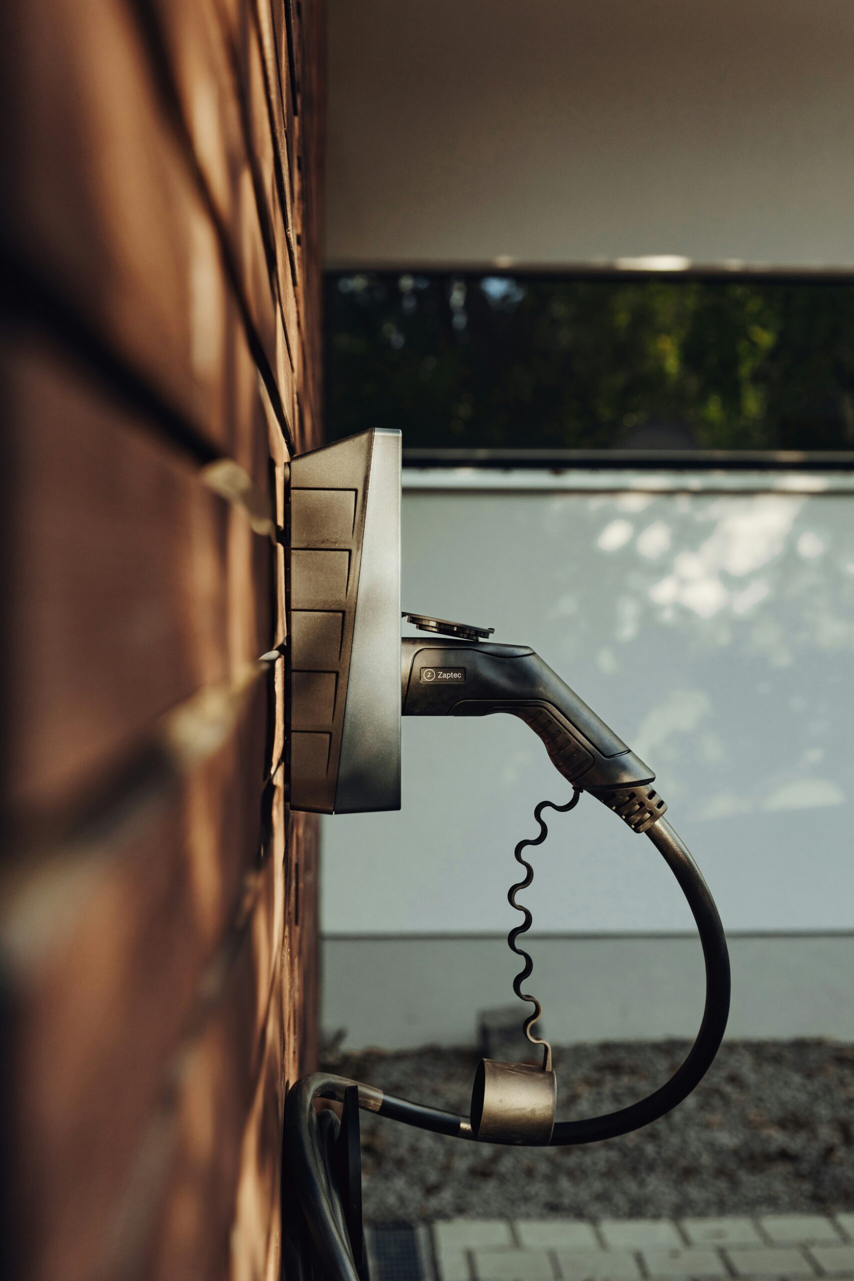 Wallbox/ Ladesäule für Elektroautos an einer Holzwand angebracht